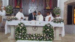Luego de 10 años de feliz matrimonio, Divina y Froilán se casan por la Iglesia