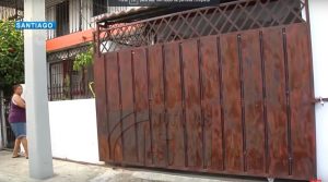 SANTIAGO: Hija mata a palos y con un pico a su madre de 87 años