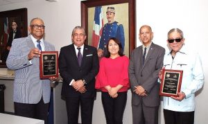 Consulado y Acroarte reconocen trayectoria de dos comunicadores