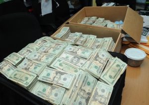 Ocupan más 32 millones de pesos a un viajero que llegó a RD desde EU Ocupan más 32 millones de pesos a un viajero que llegó a RD desde EU