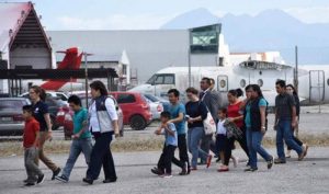 Gobierno EU devuelve a padres 364 niños migrantes mayores 5 años