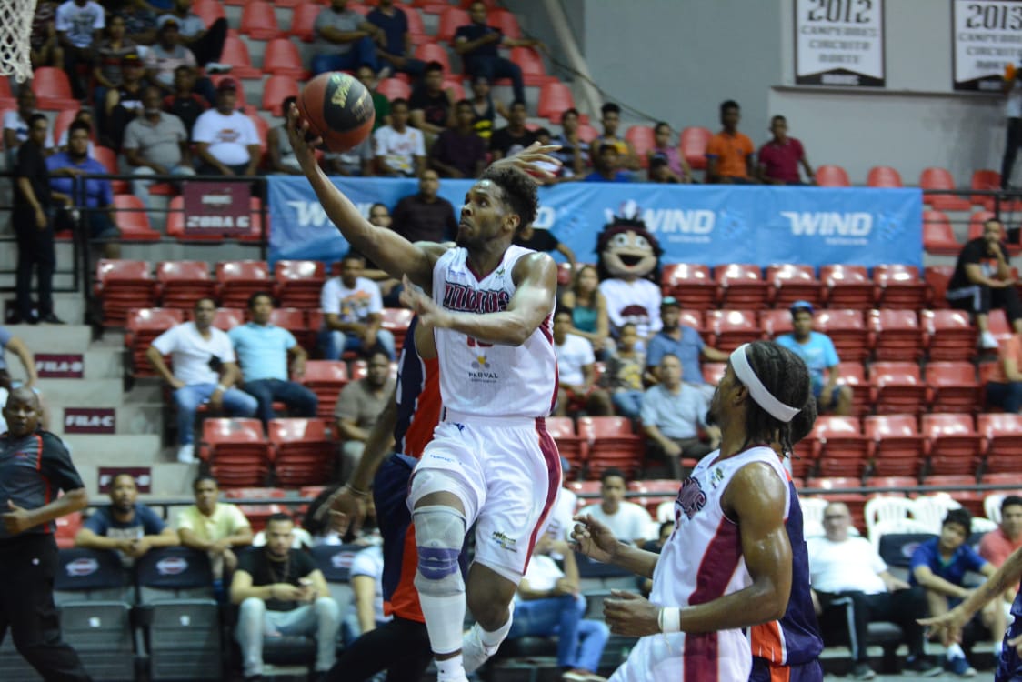 Indios aplastan Reales en la LNB Banreservas imagen