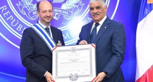 Gobierno RD condecora al saliente embajador de Francia Gobierno RD condecora al saliente embajador de Francia