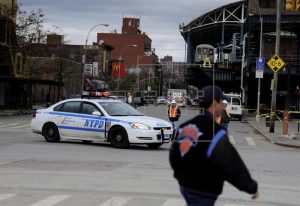 Policía y otras 2 personas resultan baleadas en NY