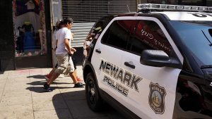 Newark impone toque de queda para adolescentes