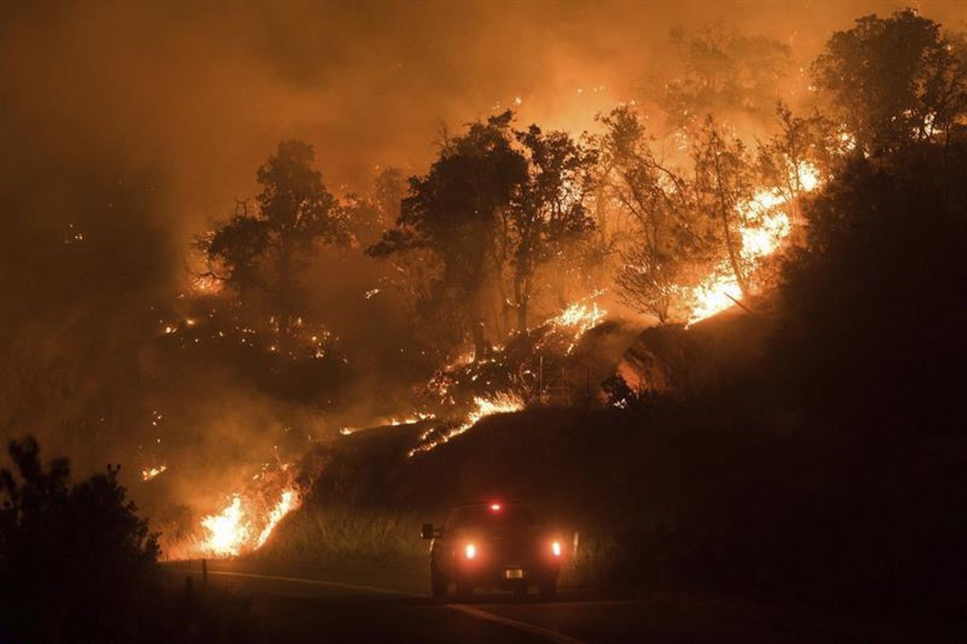 CALIFORNIA: Incendios cobran tres vidas y arrasan miles de hectáreas imagen