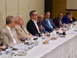 Abinader propone una reforma haría obligatorio transparentar el Estado