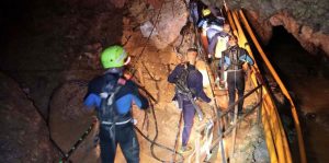 TAILANDIA: Rescatan a seis de los niños atrapados en cueva inundada