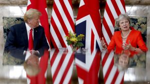 BRUSELAS: Trump se reúne con Ministra Británica después de criticarla