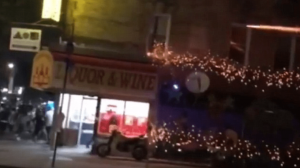 Mujer dispara fuegos artificiales contra peatones