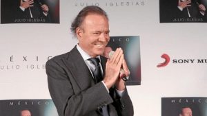 Julio Iglesias celebra 50 años años de éxito en su carrera artística
