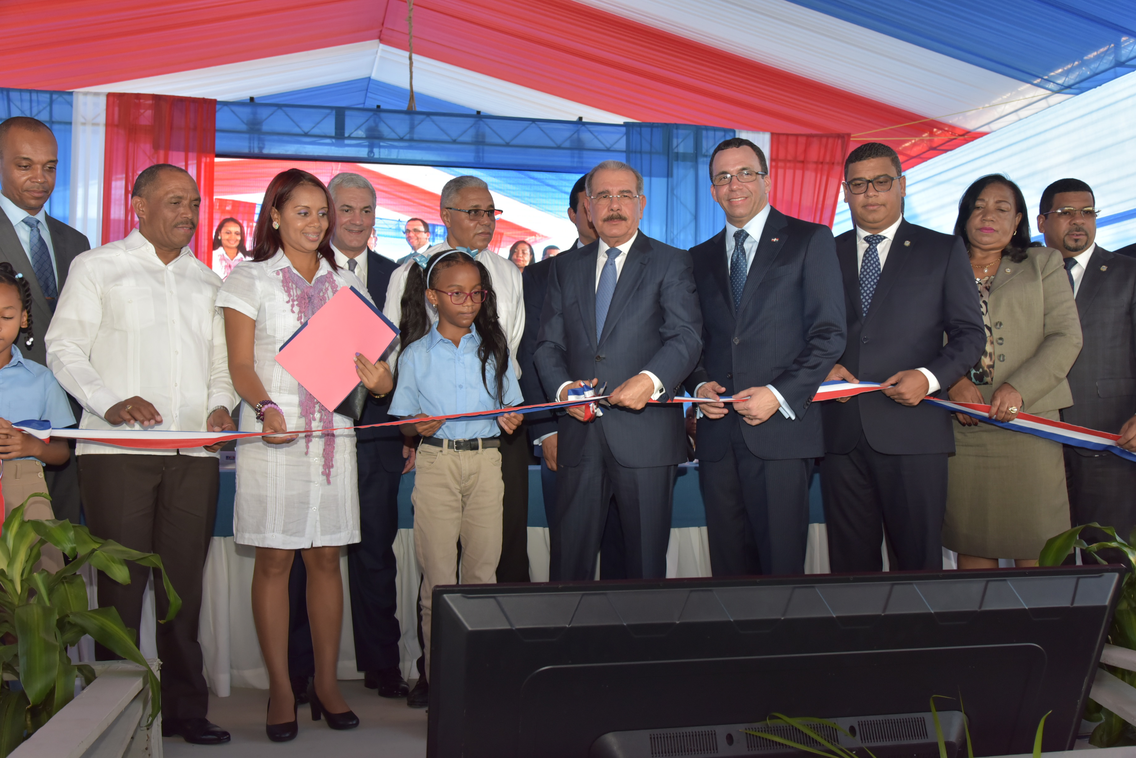 SAN CRISTOBAL: Medina inaugura escuela y la ampliación del Loyola imagen