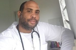 Médico RD gana fama en Paraguay por sanar sus pacientes bailando