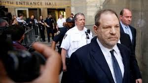 Fiscalía acusa a Harvey Weinstein de forzar a una tercera mujer