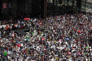 Miles alzan su voz en NY para exigir fin de la «cero tolerancia»
