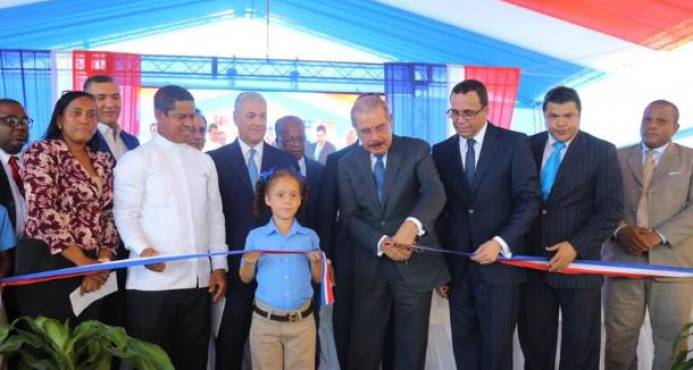 Presidente Danilo Medina inaugura escuela Puerto Isabela en Cristo Rey imagen
