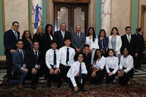 Medina recibe jóvenes meritorios hijos de dominicanos de NY