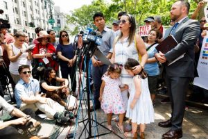 Familia de ecuatoriano, políticos y activistas piden su libertad