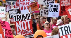 LONDRES: Disfraces y proclamas contra la visita de Donald Trump