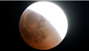 Así fue el eclipse total de Luna más largo siglo XXI; deslumbró a todos Así fue el eclipse total de Luna más largo siglo XXI; deslumbró a todos