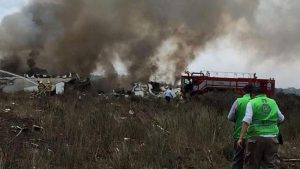 MEXICO: Al menos 12 heridos al estrellarse avión, rescatan 52