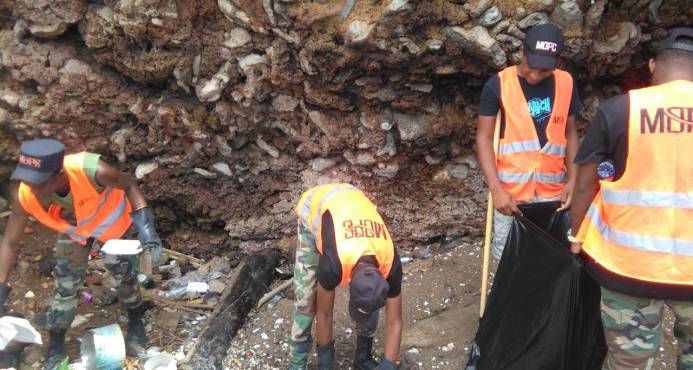 Mopc refuerza brigadas que retiran basura del Malecón tras 18 días de trabajo imagen