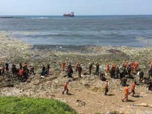 Brigadas retiran toneladas de deshechos del Malecón