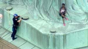 Concluye protesta de mujer que trepó la Estatua de la Libertad