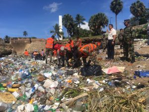 Obras Públicas dice integra más de 600 personas a limpieza en Malecón