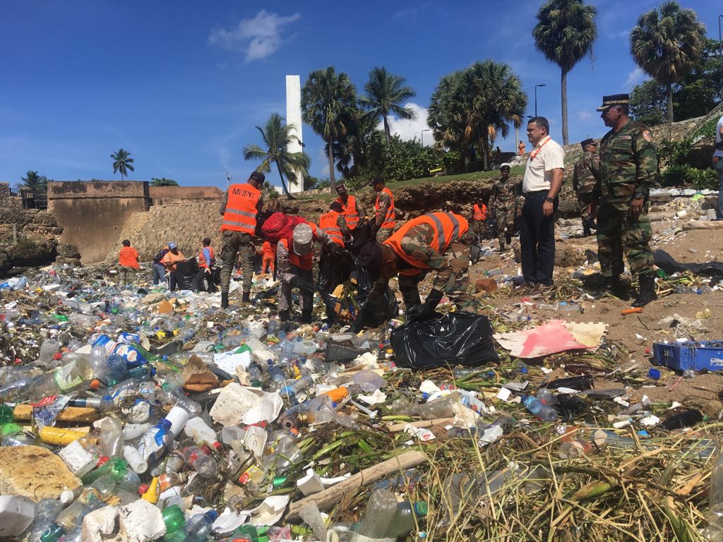 Obras Públicas dice integra más de 600 personas a limpieza en Malecón imagen