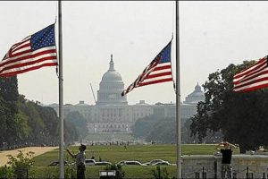 EEUU: Las banderas de la Casa blanca ondean a media asta por matanza en el diario