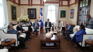 Medina trata con funcionarios los principales retos sistema de salud