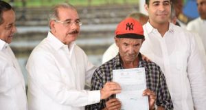 AZUA: Presidente Medina entrega más de 800 títulos de propiedad