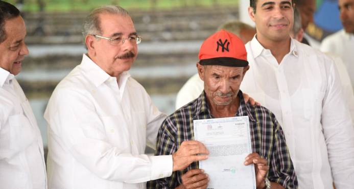 AZUA: Presidente Medina entrega más de 800 títulos de propiedad imagen