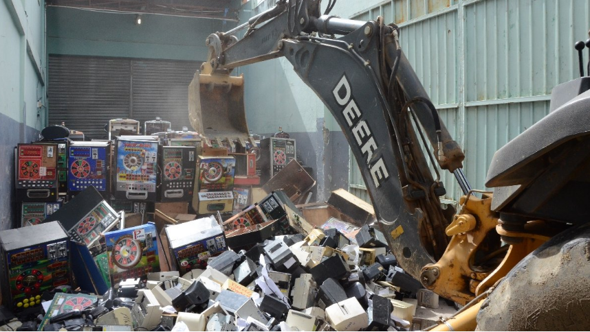 Hacienda destruye 1,928 equipos que operaban ilegalmente en centros imagen