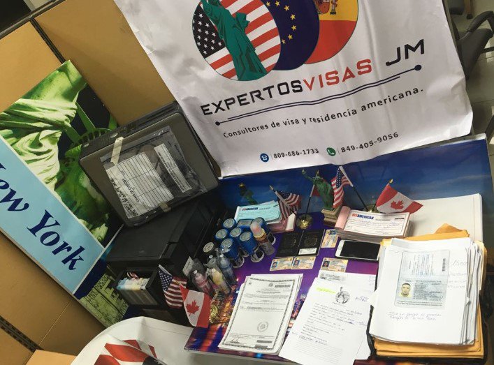 Policía apresa tres que gestionaban visas a EE.UU. de forma fraudulenta imagen