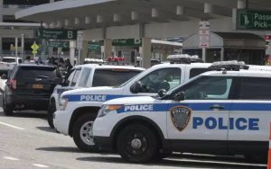 Arrestan dominicano intentó huir a su país tras haber apuñalado mujer Arrestan dominicano intentó huir a su país tras haber apuñalado mujer