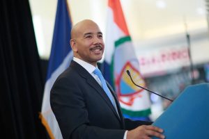 Presidente El Bronx asigna 3 millones para residenciales