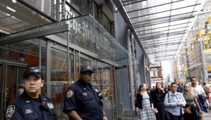 Inmigrantes acusan a la Policía de no atenderles en su idioma