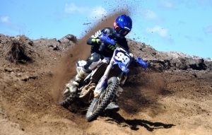 Piloto Manny Mora brilla en motocross de Río San Juan