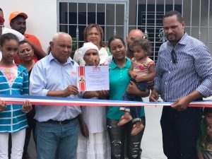 SANTIAGO: Obras Públicas entrega casa a familia víctima incendio SANTIAGO: Obras Públicas entrega casa a familia víctima incendio