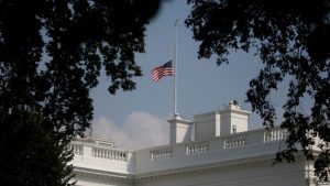 Casa Blanca vuelve a colocar bandera a media asta hasta sepelio de McCain Casa Blanca vuelve a colocar bandera a media asta hasta sepelio de McCain