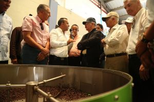 El Presidente supervisa programas oficiales en dos provincias de la RD