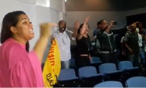 Varias personas interrumpen acto presentación Encuesta Inmigrantes