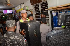 SANTIAGO: Interior notifica negocios; incauta armas de fuego