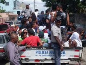 Policía arresta decenas personas; ocupa armas y drogas en operativos