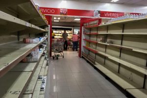VENEZUELA: Supermercados vacíos; Maduro anuncia uso lingotes de oro VENEZUELA: Supermercados vacíos; Maduro anuncia uso lingotes de oro