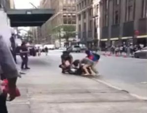 Una taxista se enfrenta a los puños con otro conductor y su pareja