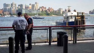 Hallan a bebé flotando en aguas del East River de NY