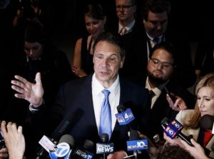 Gobernador NY vuelve a criticar a Trump y le llama «antiamericano»